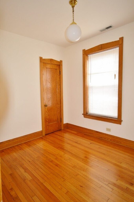 Building Photo - 2118 W Berteau Ave