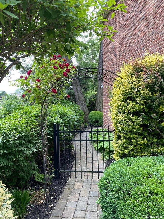 Foto del edificio - 24 Manhasset Ave