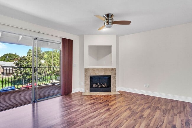 Building Photo - Great Two Bedroom Corner Unit in Villa Tos...