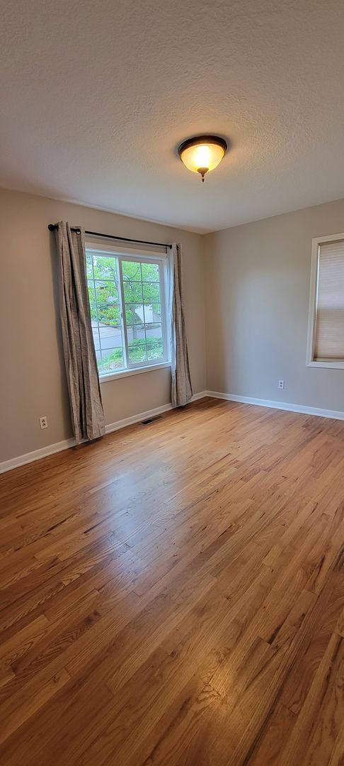 Foto del edificio - Charming One-Level Home with Hardwood Floors, Stainless Appliances, and Driveway Parking