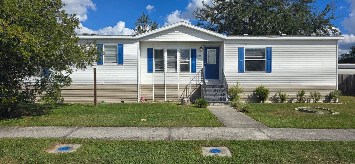 Newly renovated 4/3 property with fenced i... - Newly renovated 4/3 property with fenced i...