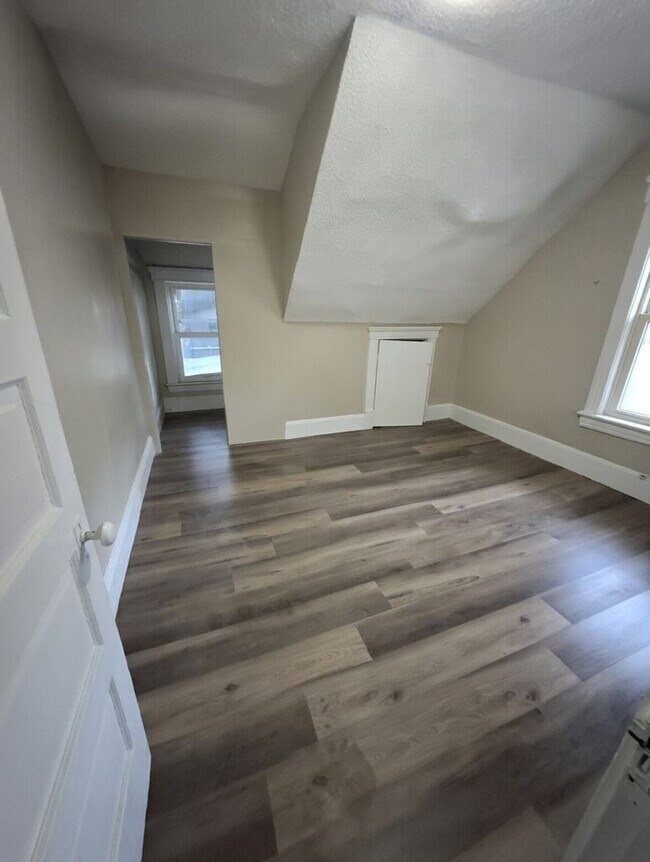 Foto del edificio - Charming Cape Cod Home with Character and Potential