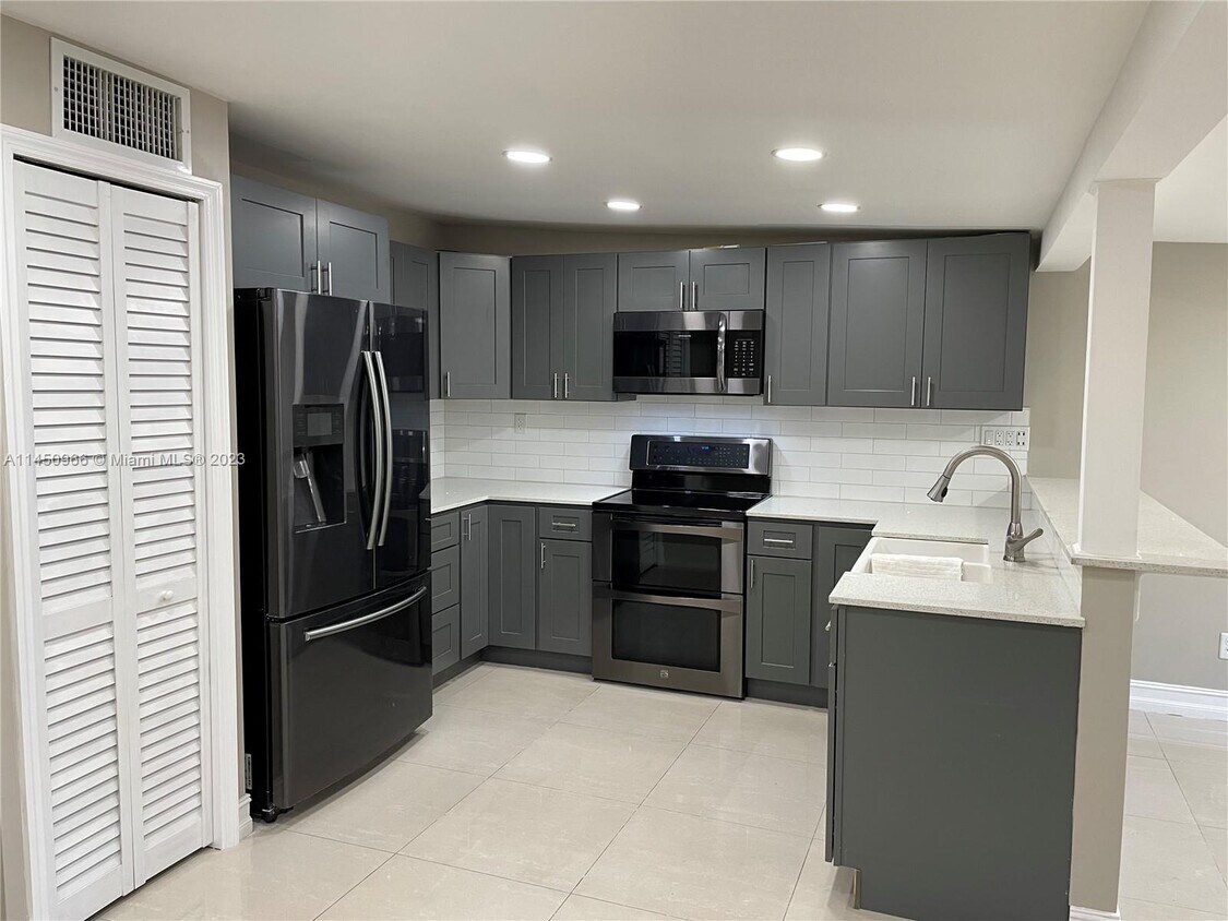 Foto principal - 11380 NW 17th Ave