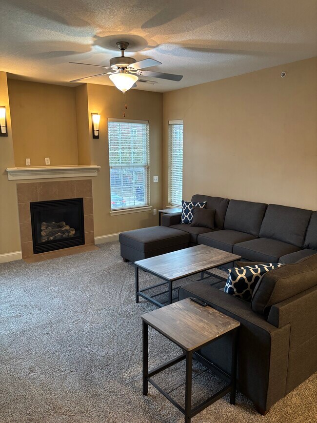 Foto del edificio - 613 Grandview Ct