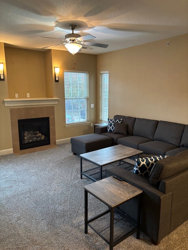 Building Photo - 613 Grandview Ct