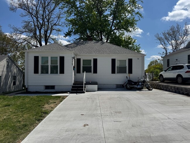 Photo - Massive Parking + Finished Basement Near UNMC & Downtown – $2,000/mo House