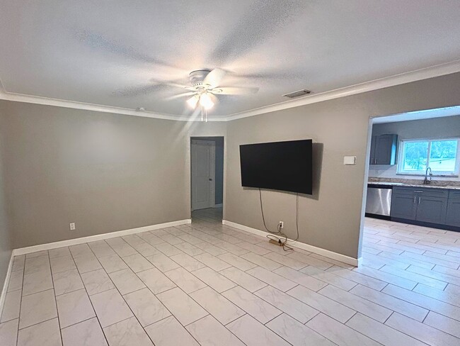 Foto del edificio - Renovated Home with Open Layout and Prime ...