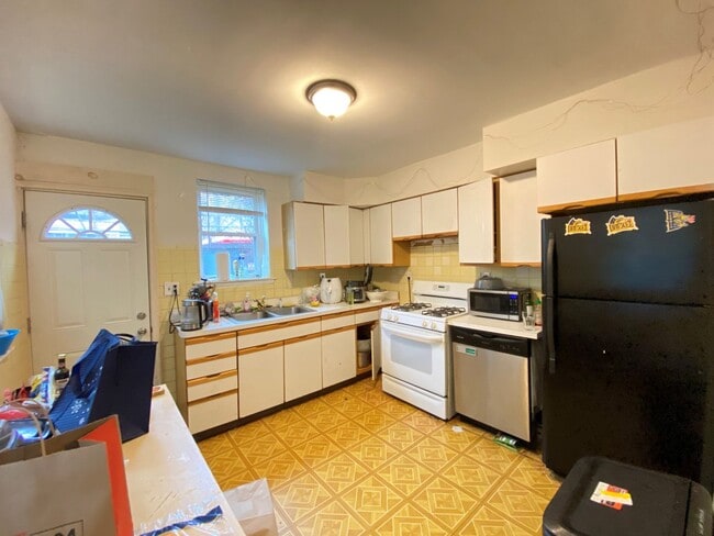Building Photo - Drexel! Spacious 4 bed/2 bath house availa...