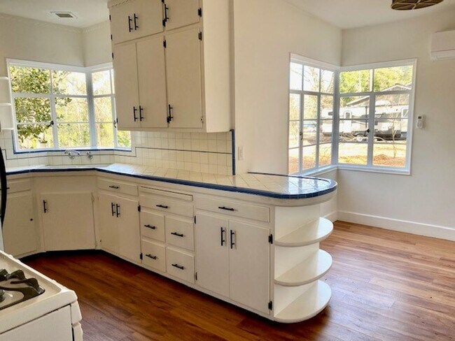 Building Photo - Delightful Vintage Country Home