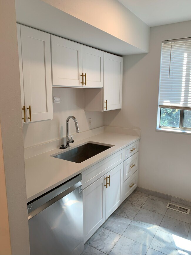 Building Photo - Renovated Apartment in the Avenues!
