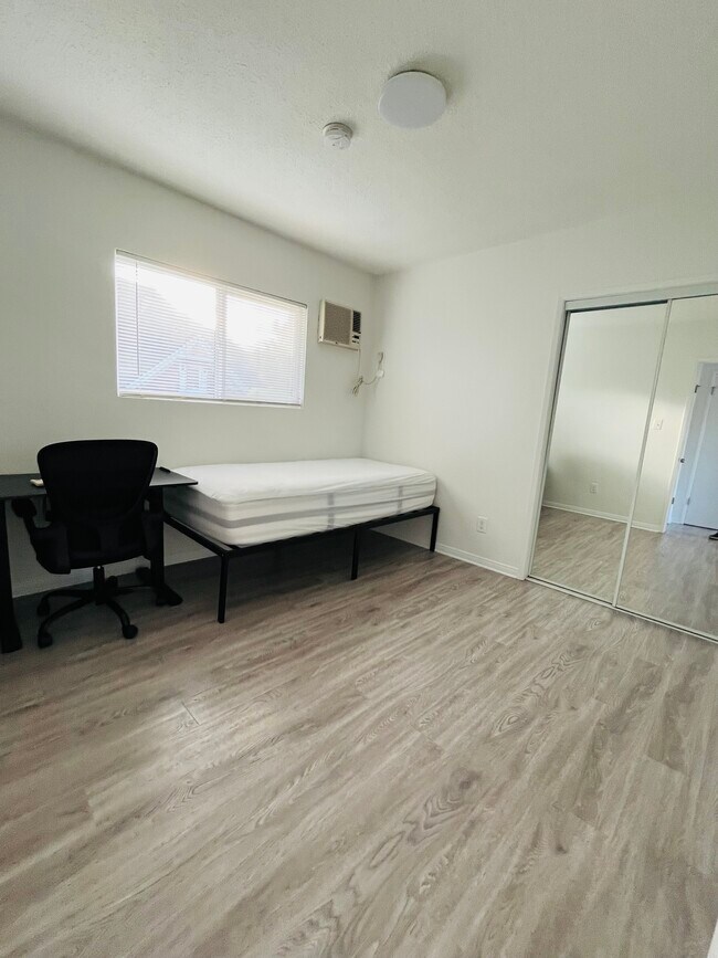 Foto del edificio - 1357 W 23rd St