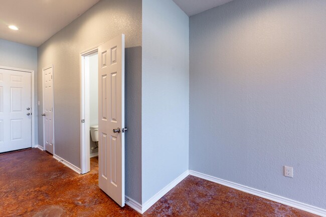 Foto del edificio - 6918 Crestway Dr