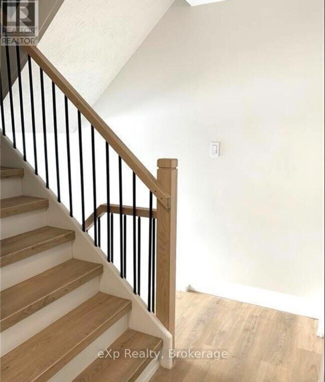 Building Photo - 215 McNab St