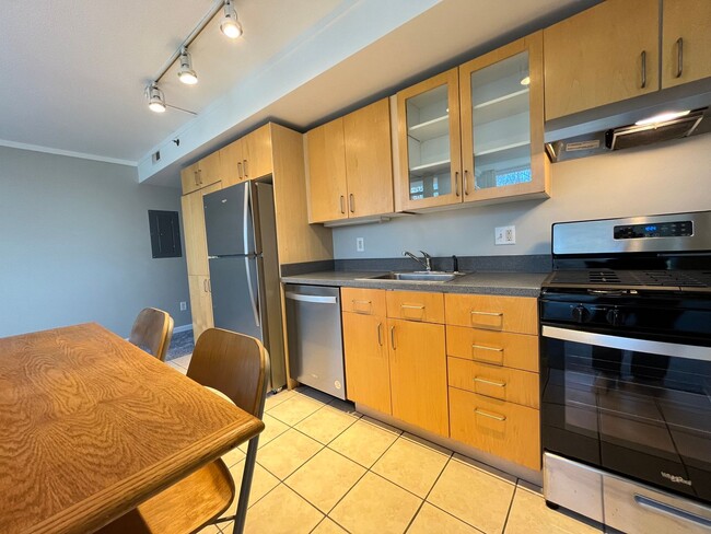 Building Photo - Modern Studio with Balcony, In-Unit Laundry, and Prime Lloyd District Location!