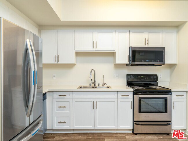 Foto del edificio - 12655 Bluff Creek Dr