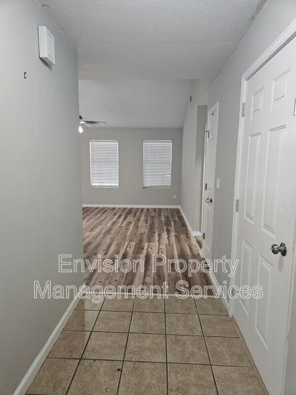 Foto del edificio - 479 Lakeshore Dr