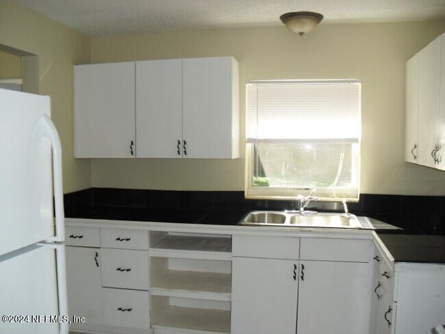 Foto del edificio - 4616 Burgundy Rd