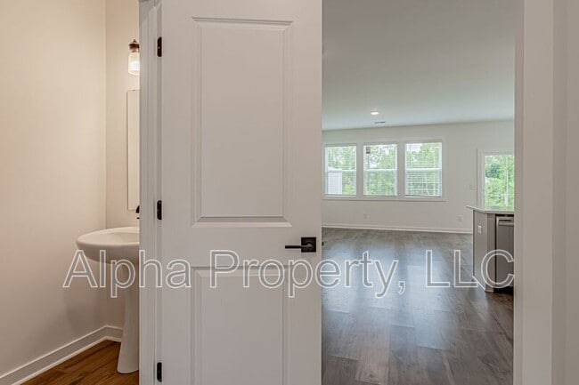 Building Photo - 1226 Westgate Vlg Dr