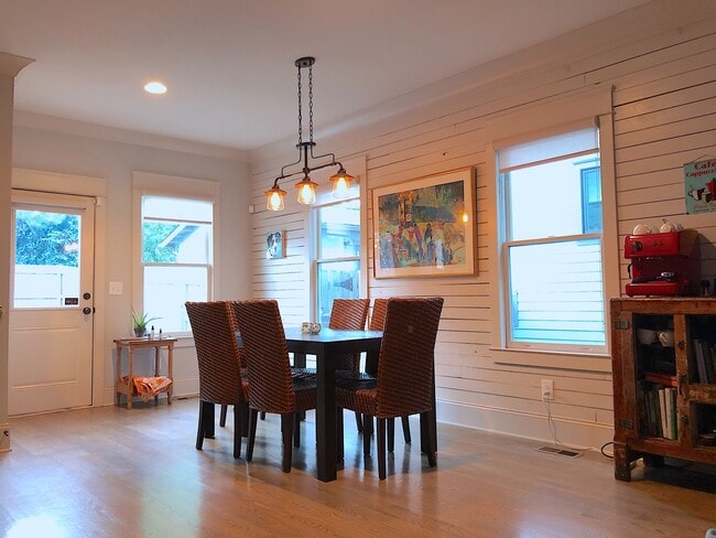 Building Photo - 313 S 17th St