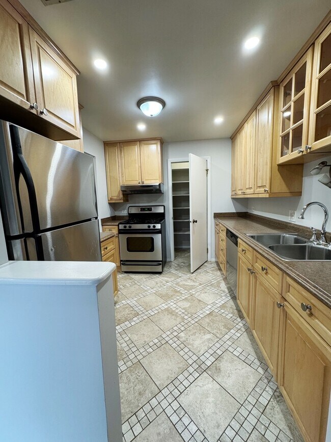 Foto del edificio - 576 Greystone Ln