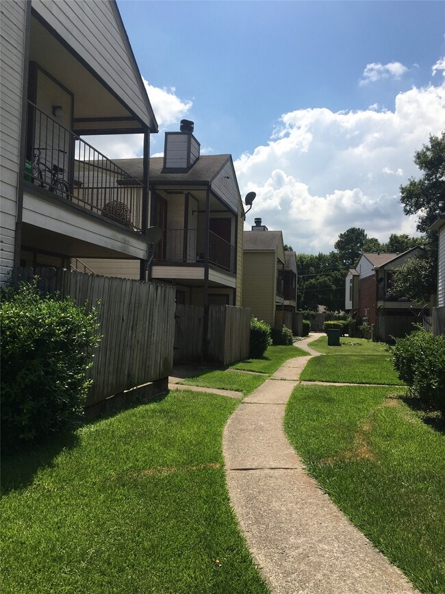 Building Photo - 13480 S Thorntree Dr