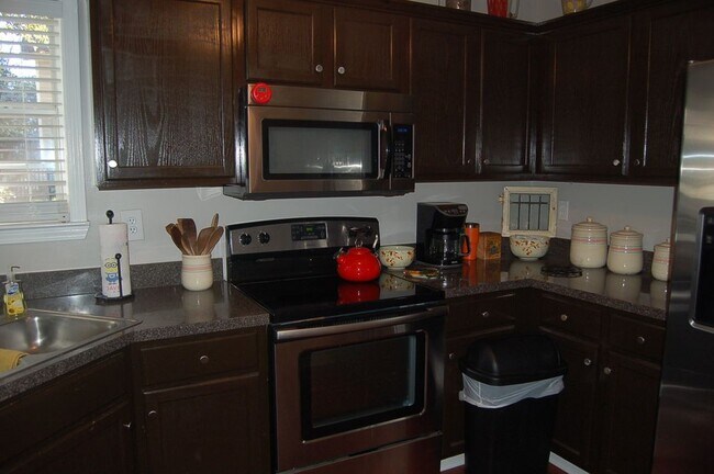 Kitchen - Stainless steel appliances - 108 Dalton Dr