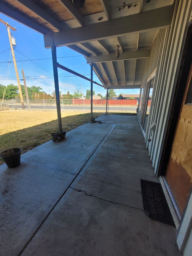 Building Photo - Free January Rent