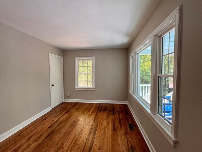 Foto del edificio - 737 Raleigh Rd