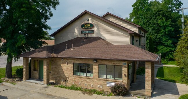 Building Photo - 914 Douglas St