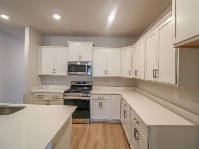 Foto del edificio - RENT SPECIAL of $1,695/MONTH for 12 MONTHS...