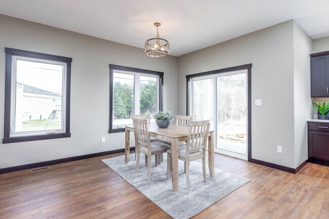 Foto del edificio - Newly Built 4 bedroom 3 bathroom Twinhome ...