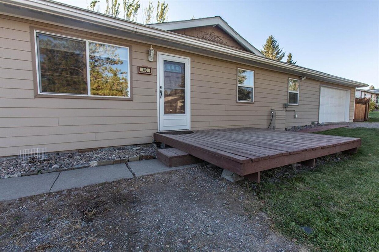 Foto principal - 3 Bed 1 Bath Town House Large Fenced yard