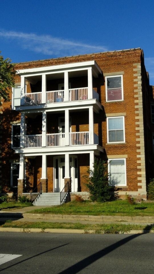 Front of Building - 304 N 9th St