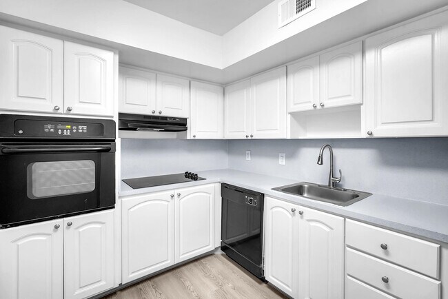 Foto del edificio - 100 Kings Point Dr