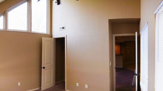 Building Photo - 2b 1b Condo w GARAGE included