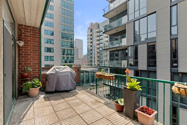 Building Photo - 841 W Monroe St