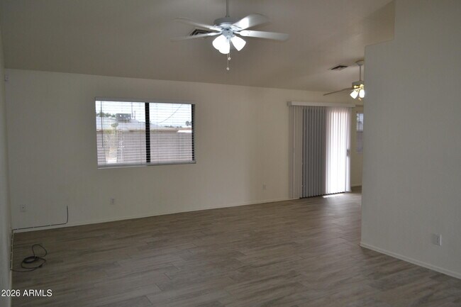 Foto del edificio - 445 E Osage Ave