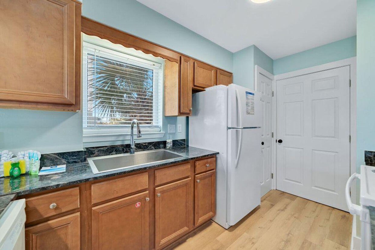Foto principal - 409 E Beach Blvd