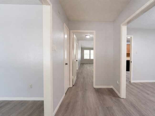 Building Photo - 16003 Surrey Woods Dr