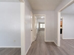 Building Photo - 16003 Surrey Woods Dr