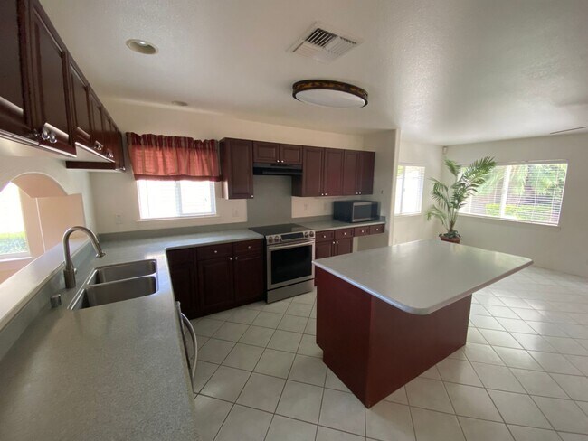 Building Photo - Kapolei Knolls: 4-bed, 2.5 bath with garag...