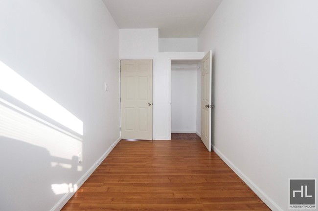 Building Photo - 4 Bedroom On 5th In Park Slope!