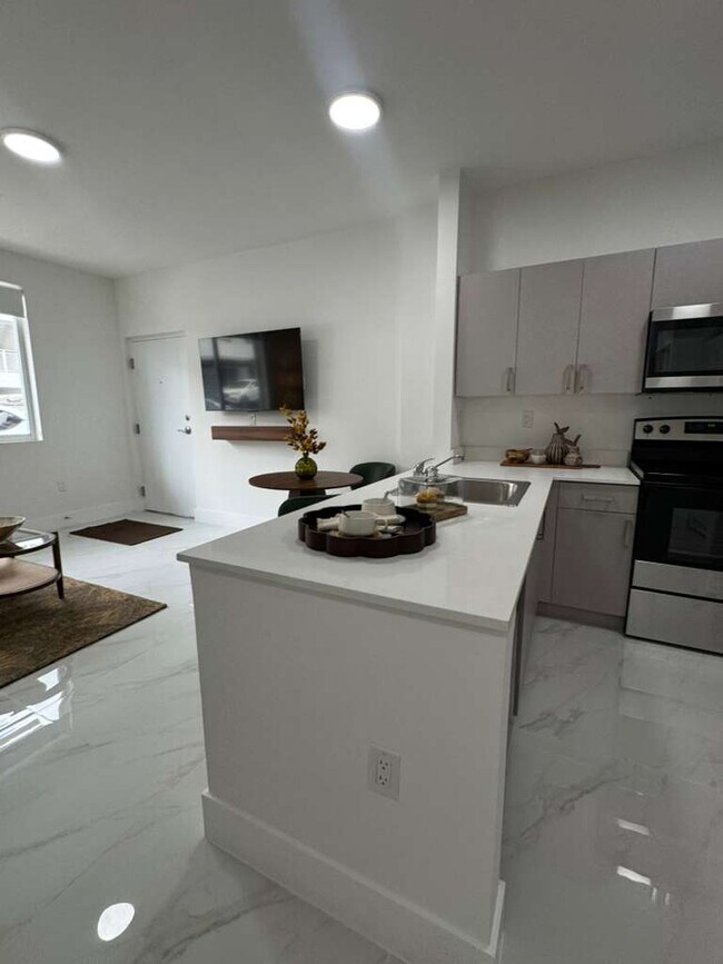 Foto del edificio - 943 W 67th St