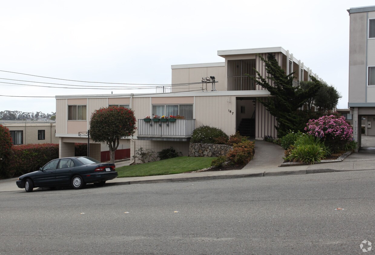 Building Photo - 187 Country Club Dr