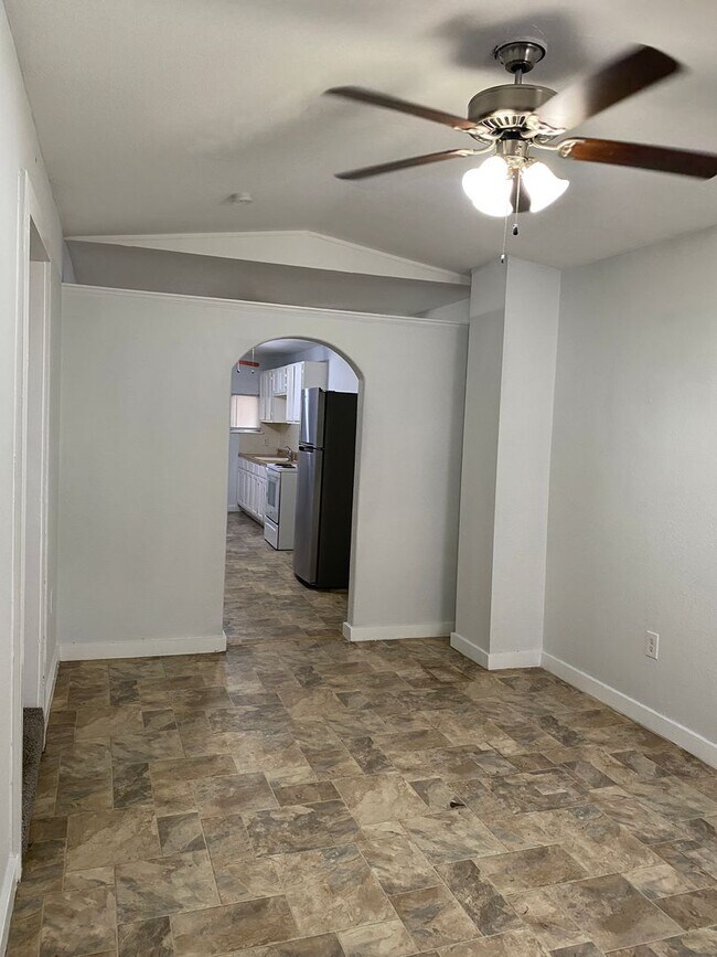 Building Photo - 1-BEDROOM WITH DEN IN AVENIDA GUADALUPE