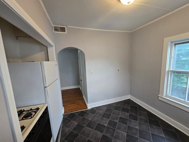 Kitchen - 221 Scottwood Ave