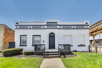 Building Photo - 322 N Lamon Ave