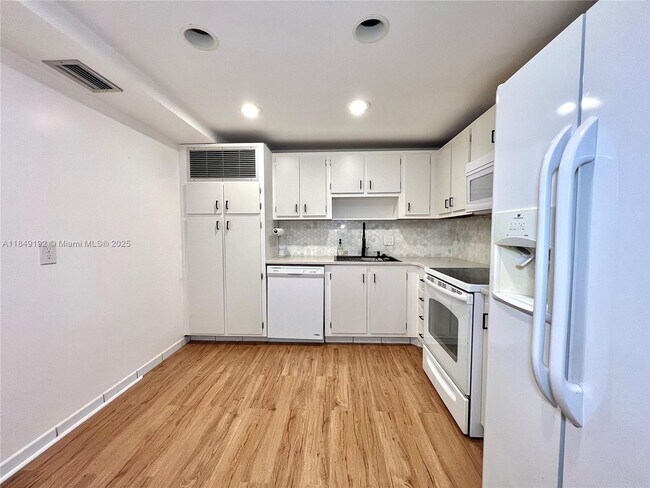 Foto del edificio - 2851 NE 183rd St