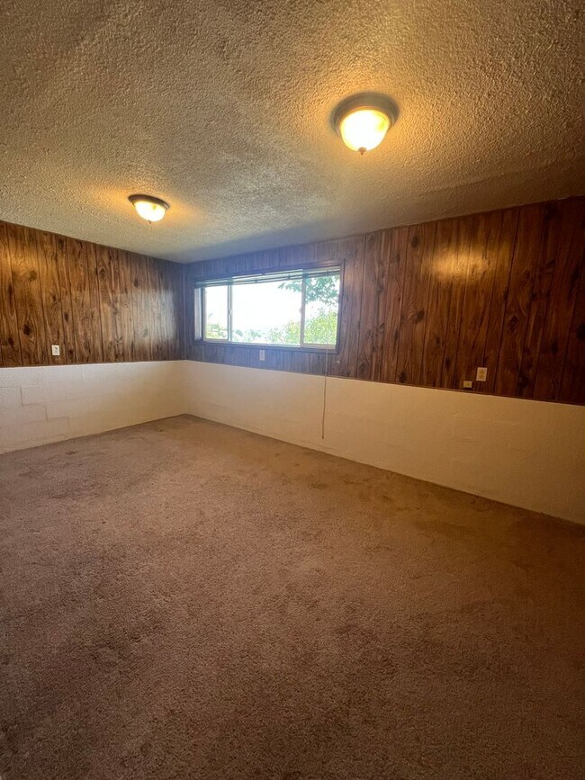 Building Photo - 4 Bedroom, 2 Bathroom Home - With Large Bo...