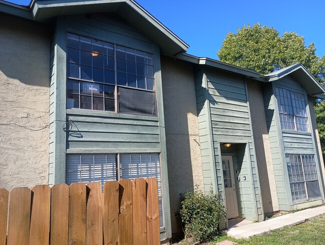 Building Photo - Room in Apartment on Starcrest Dr
